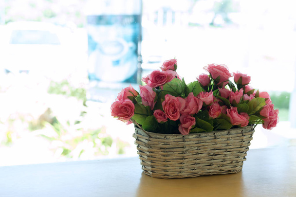バスケットにお花人工美しい花束ローズピンク - 写真・画像