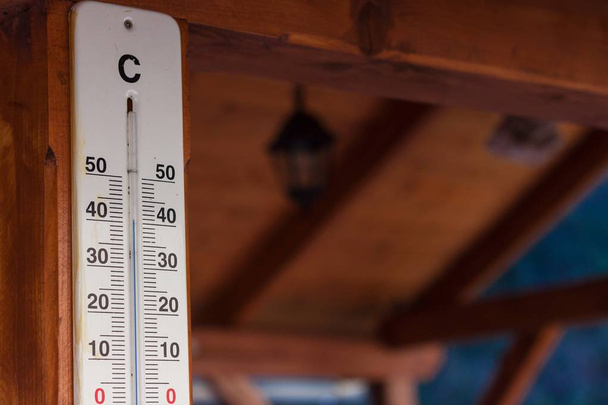 Açık termometre görünümünü. Aşırı sıcaklık gölgede. 42 santigrat derece - 107.6 Fahrenheit. - Fotoğraf, Görsel