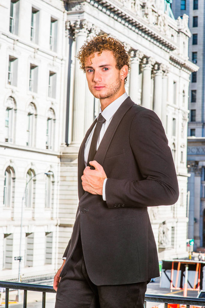 Портрет молодого успешного бизнесмена в Нью-Йорке
 - Фото, изображение