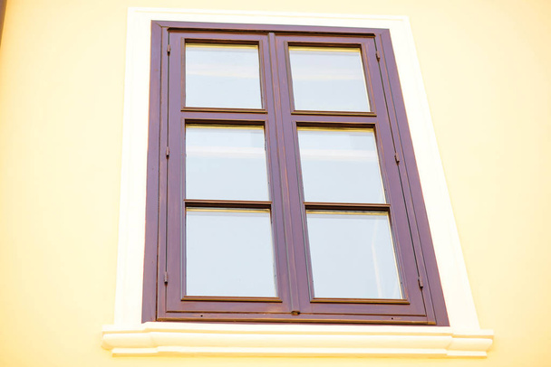 Stare drewniane okna na dom. - Zdjęcie, obraz