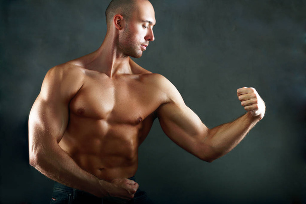 man showing his biceps  - Φωτογραφία, εικόνα