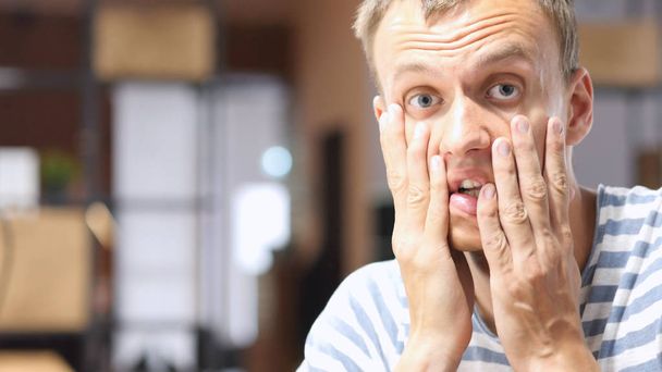 Üzleti ember megy őrült munkahelyi frusztrált fáradt - Fotó, kép