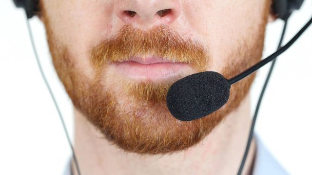 Close-up de homem de negócios falando sobre fone de ouvido em um call center
 - Foto, Imagem