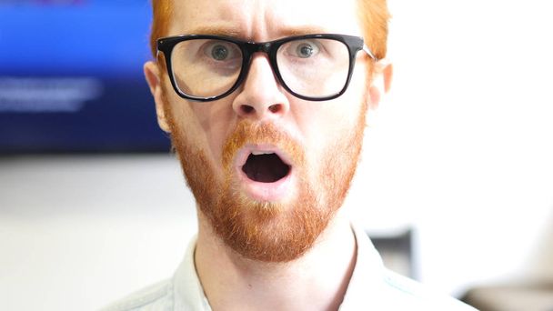 Şaşırmış kırmızı saç sakal adam yüz Closeup - Fotoğraf, Görsel