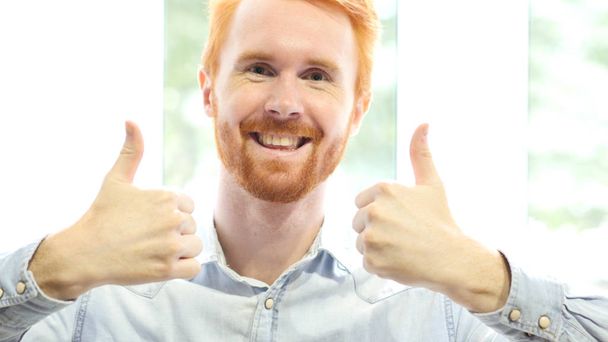 Başparmak yukarıya hem eller, başarılı olumlu kırmızı saç sakal adam tarafından - Fotoğraf, Görsel