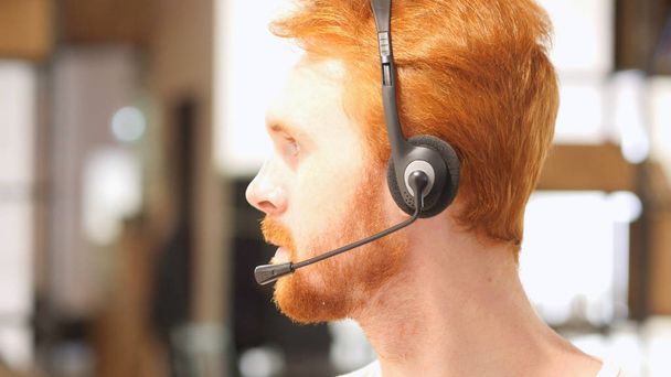 Portret man met hoofdtelefoon, callcenter - Foto, afbeelding