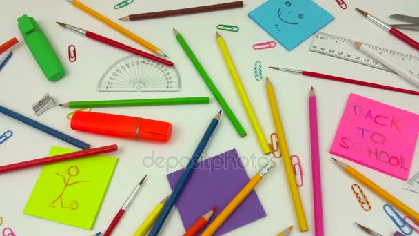 Panorámica de un escritorio de la escuela con lápices para colorear
 - Imágenes, Vídeo