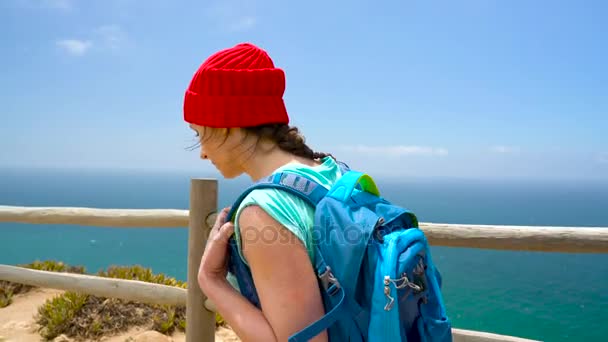 wideo 3 w 1. Kobieta z plecakiem oferuje widoki wybrzeża Oceanu w różnych malowniczych miejsc Portugalii - Materiał filmowy, wideo