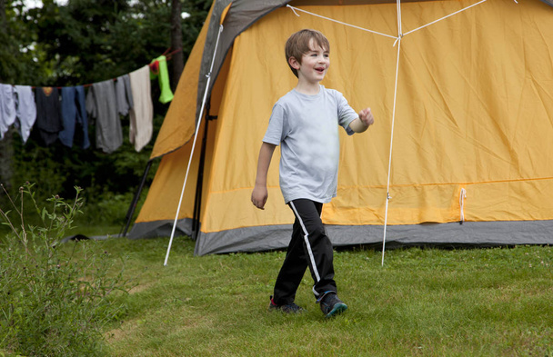 ребенок в палатке
  - Фото, изображение