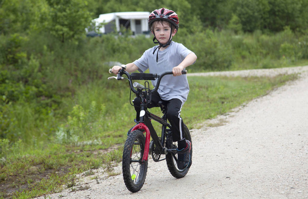 Pieni poika ajaa hänen pyörä
  - Valokuva, kuva