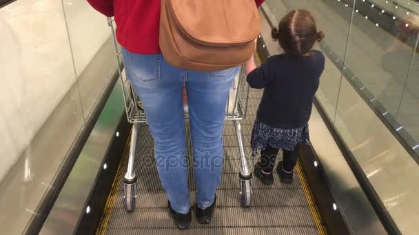 Mother and little daughter shopping - Footage, Video