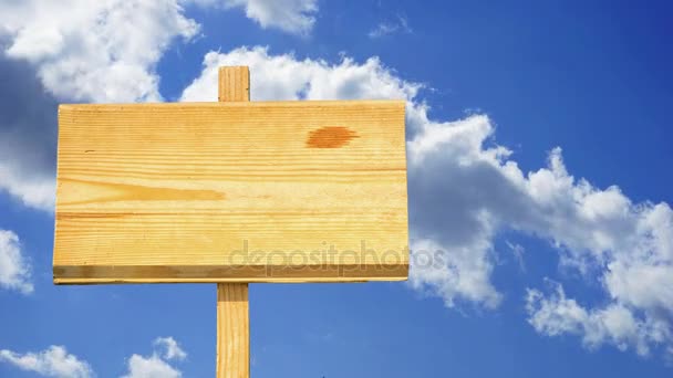 Signo de madera en blanco vacío con espacio de copia para su texto contra nubes de lapso de tiempo en el cielo azul
  - Imágenes, Vídeo