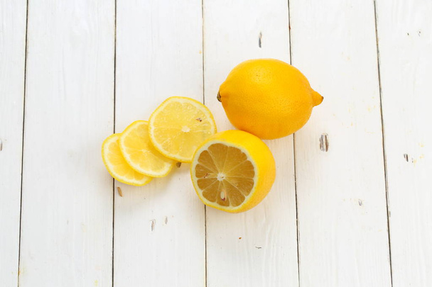 lemon on a wooden table - Foto, Imagen