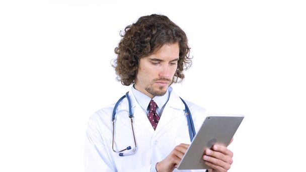 médecin utilisant un ordinateur tablette - Photo, image
