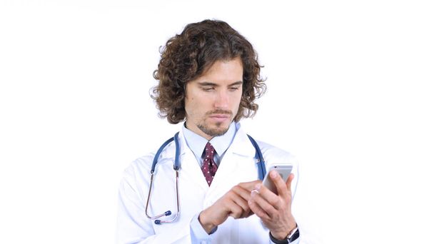 lekarz za pomocą smartfona, białe tło - Zdjęcie, obraz