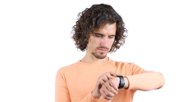 Za pomocą zegarka Smartwatch, człowiek z kręconymi włosami - Zdjęcie, obraz