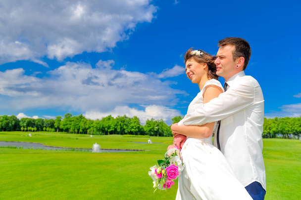 Jeunes et beaux jeunes mariés lors d'une promenade dans le parc : câlins de marié t
 - Photo, image