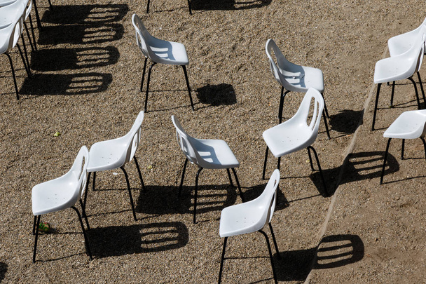 sedie bianche non disposte
 - Foto, immagini