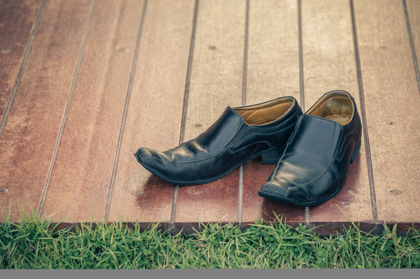 Erkekler üzerinde ahşap vintage, erkekler için aksesuar için siyah deri ayakkabı. - Fotoğraf, Görsel