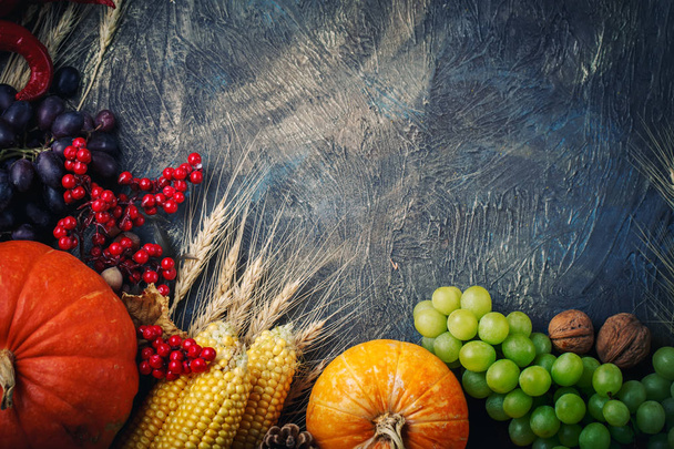 Стол, украшенный овощами и фруктами. Праздник урожая, С Днем Благодарения
. - Фото, изображение