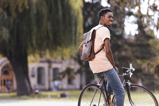 afro estudiante con bicicleta
   - Foto, Imagen
