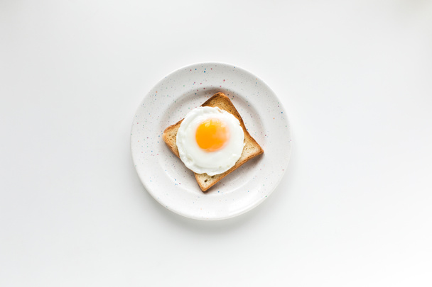 café da manhã com ovo frito na torrada
 - Foto, Imagem
