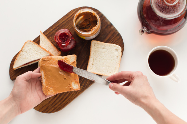 Toasts mit Marmelade und Erdnussbutter - Foto, Bild