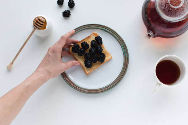 tea and toast with berries for breakfast - Fotoğraf, Görsel