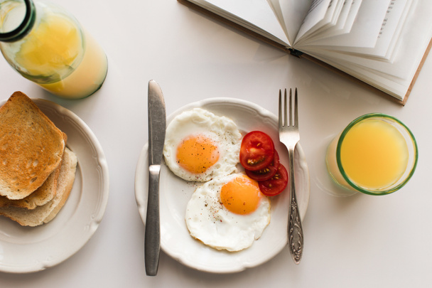 sült tojást és gyümölcslé reggeli - Fotó, kép