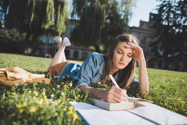 jovem mulher estudando no parque
 - Foto, Imagem