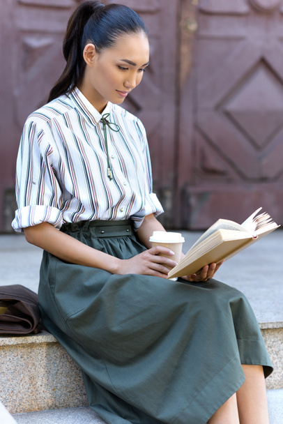 asian woman with book - Foto, afbeelding