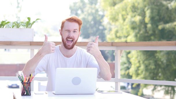 Thumbs Up by Man Sitting in Outdoor Office, Red Hairs - Фото, зображення