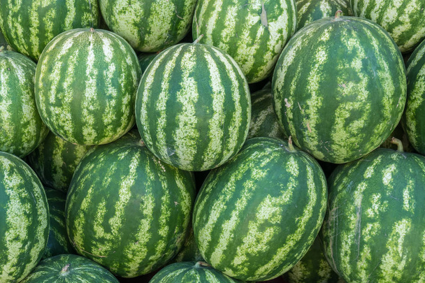 Vodní melouny vyčesané na prodej na trhu - Fotografie, Obrázek