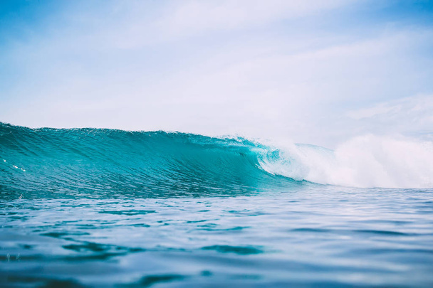 salpicando grande onda do mar
  - Foto, Imagem