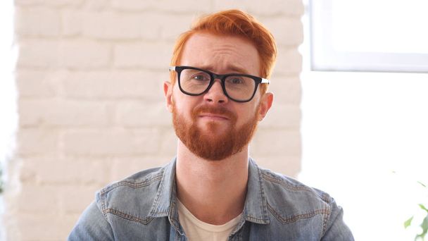 Homme frustré à la barbe et aux cheveux rouges, bouleversé
 - Photo, image