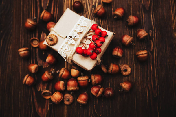 Ajándék doboz kézműves papír őszi dekorációk-fa háttér. Őszi ünnep. Kézzel készített stílus. Szemközti nézet - Fotó, kép