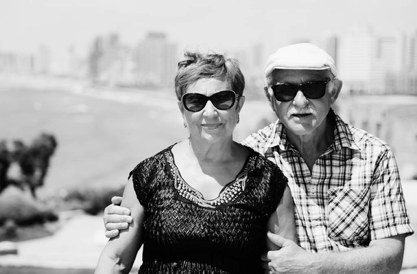 Portrait de couple de personnes âgées marchant à l'extérieur
 - Photo, image