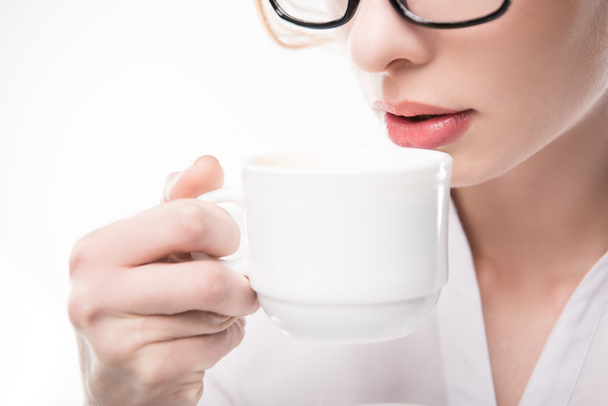 Жінка тримає чашку кави
 - Фото, зображення