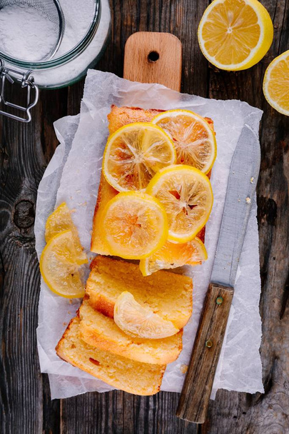 Pastel de pastel de limón con rodajas de limón confitadas
.  - Foto, Imagen