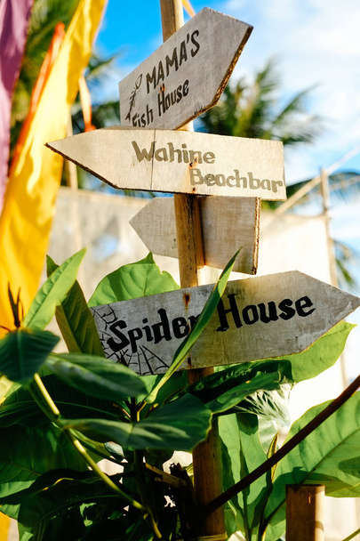 ビーチ リゾートに木製の矢の看板。蜘蛛屋敷。ワヒネ ビーチ バー - 写真・画像