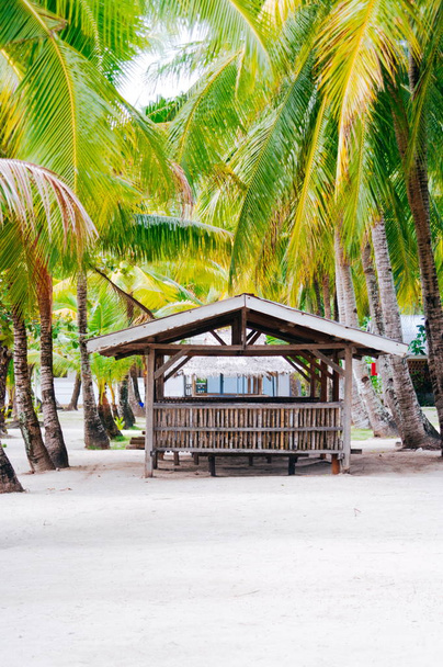 Paisaje de paraíso isla tropical con casitas de palmeras y playa de arena blanca
 - Foto, imagen