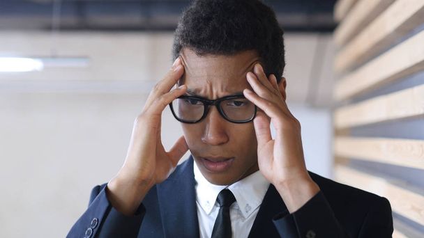 Empresário afro-americano desesperado com dor de cabeça
 - Foto, Imagem