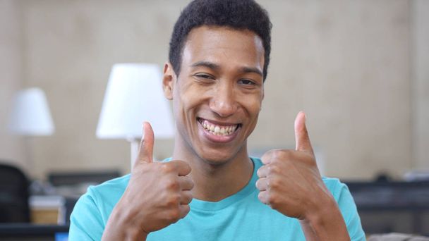 Pollici su da giovane afro-americano uomo con entrambe le mani, Ritratto
 - Foto, immagini