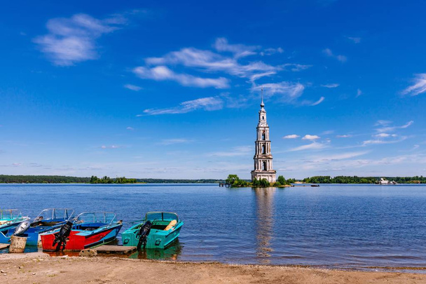 De klokkentoren in Oeglitsj reservoir. Kaljazin. Rusland. - Foto, afbeelding