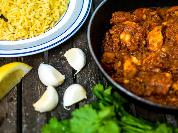 Csirke Balti indiai Curry elvihető étel Wth Gestapo rizs - Fotó, kép