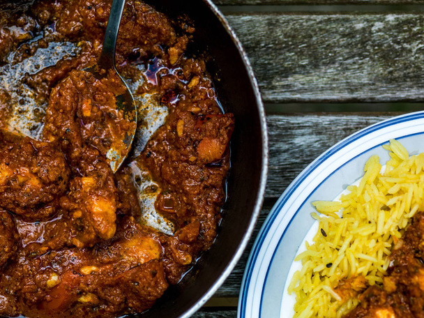 Κοτόπουλο Balti Ινδικό κάρι Takeaway γεύμα Wth Pillau ρύζι - Φωτογραφία, εικόνα
