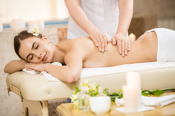 mulher relaxante e tendo massagem
 - Foto, Imagem