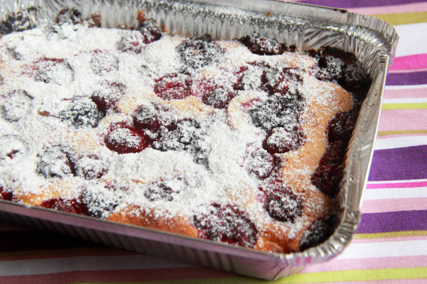 Torta di ciliegie fatta in casa con zucchero dolciario
 - Foto, immagini