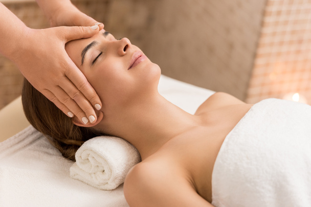 жінка розслабляється і має масаж голови
 - Фото, зображення