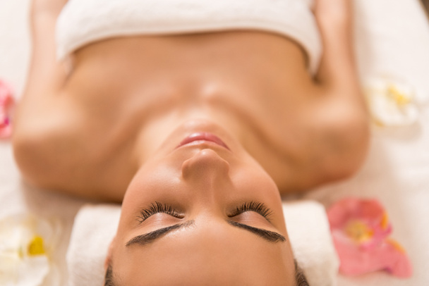 Frau entspannt sich im Wellness-Salon - Foto, Bild